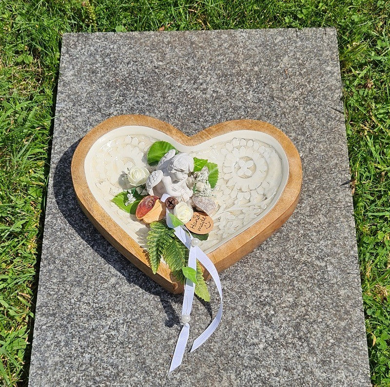 Casa-Poador Herzform aus Mangoholz Emaille Weiß Creme Holzschale Engel Friedhof