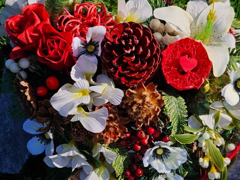 Grabschmuck Herz Kissen Moos 30 cm rot Weiß Rose Kunstblumen Zapfen Grabgesteck