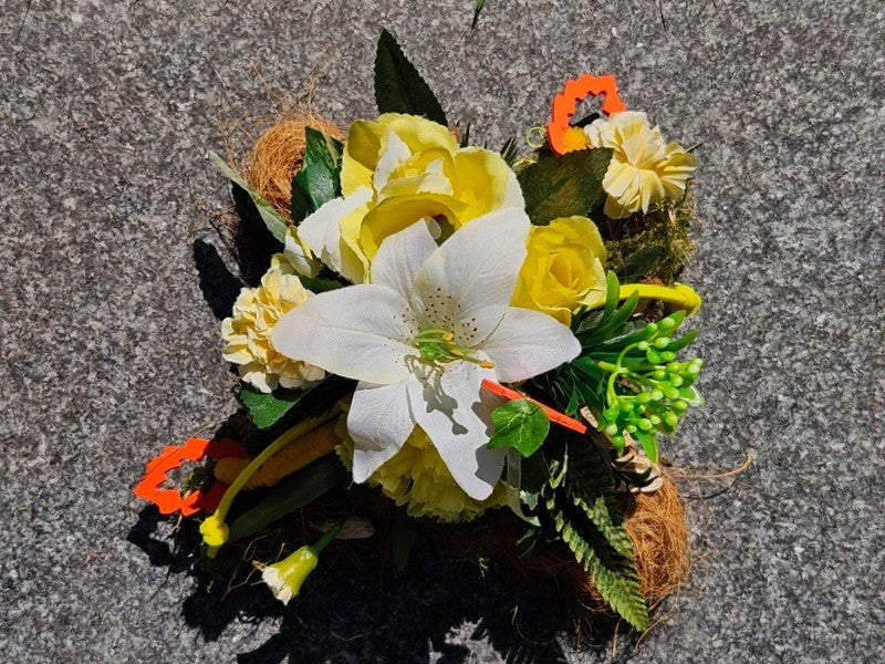 Grabschmuck Gesteck Moos Reisig Kissen künstliche Blumen RoseGelb Natur Friedhof