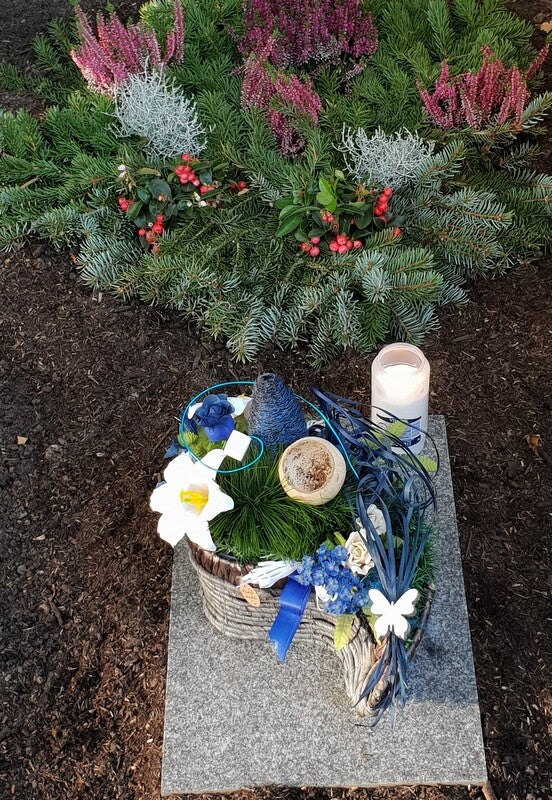 Grabschmuck Gesteck künstliche Blumen Tropfen Weiß Blau Naturmaterial Friedhof