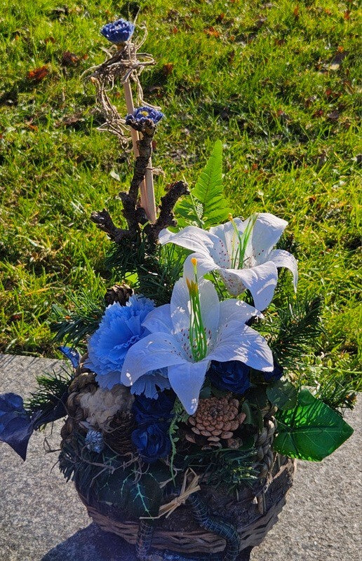 Casa-Poador Grabschmuck Grabgesteck Blau Weiß Lilien Zapfen Kunstblumen Tanne