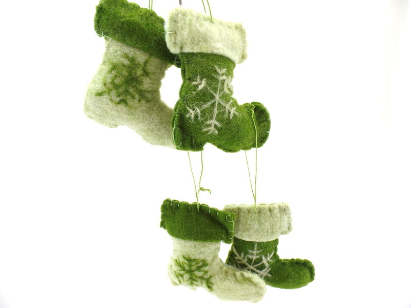 4 Stück Baumschmuck/Filzanhänger Stiefel hell dunkel grün bestickt ca 11 x 11 cm