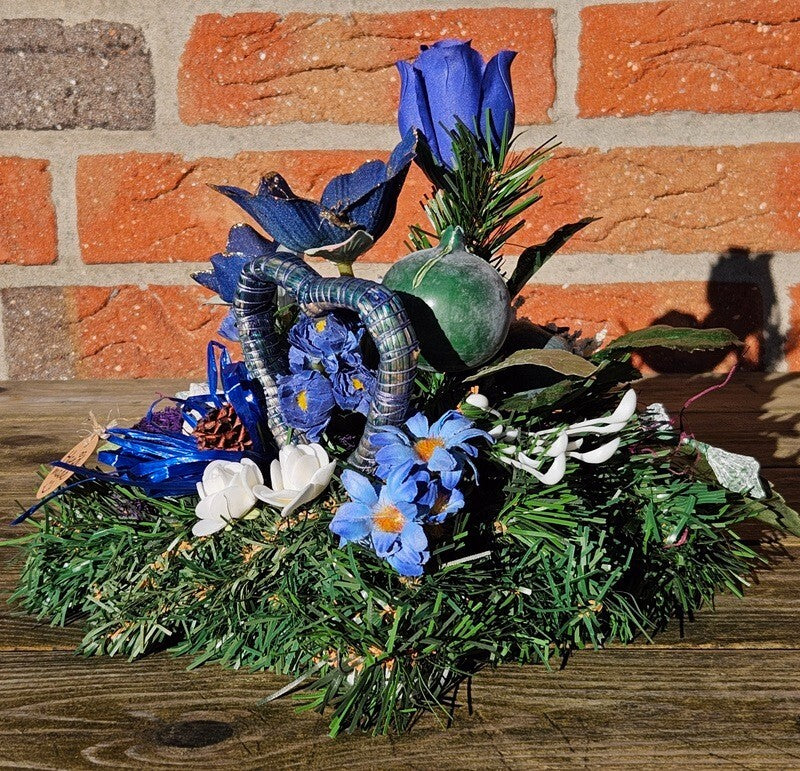 Grabschmuck Gesteck Kissen künstliche Blumen Tanne Christrose Blau Friedhof