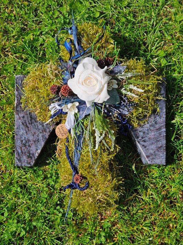 Grabschmuck Gesteck Moos Kreuz künstliche Blumen Weiß Blau Natur Friedhof