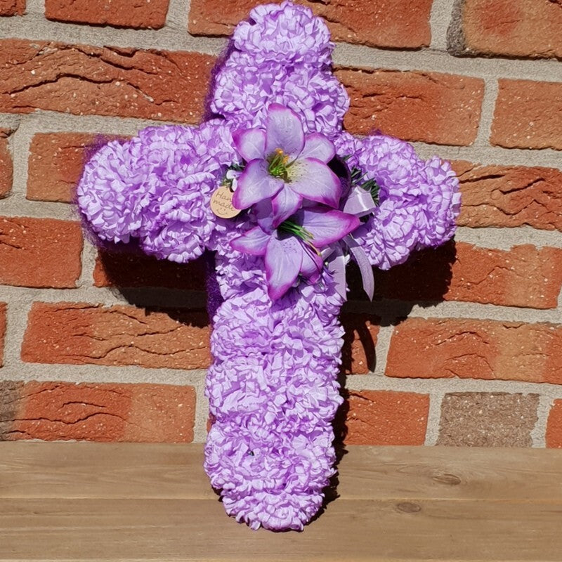 Grabgesteck Kreuz Styroporkreuz künstlich Nelken Lilien Friedhof Grabschmuck