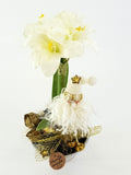 WEIHNACHTSGESTECK AMARYLLIS Weiß im Keramiktopf Gold Sterne Lampions Band