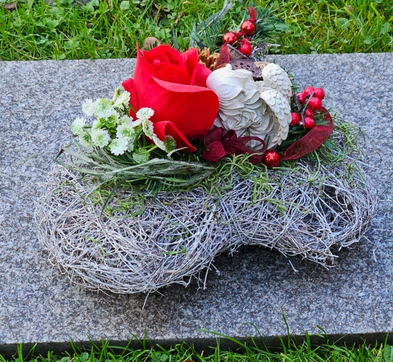 Grabschmuck Herz Reisigesteck Weiß Rot  Kunstblumen Natur