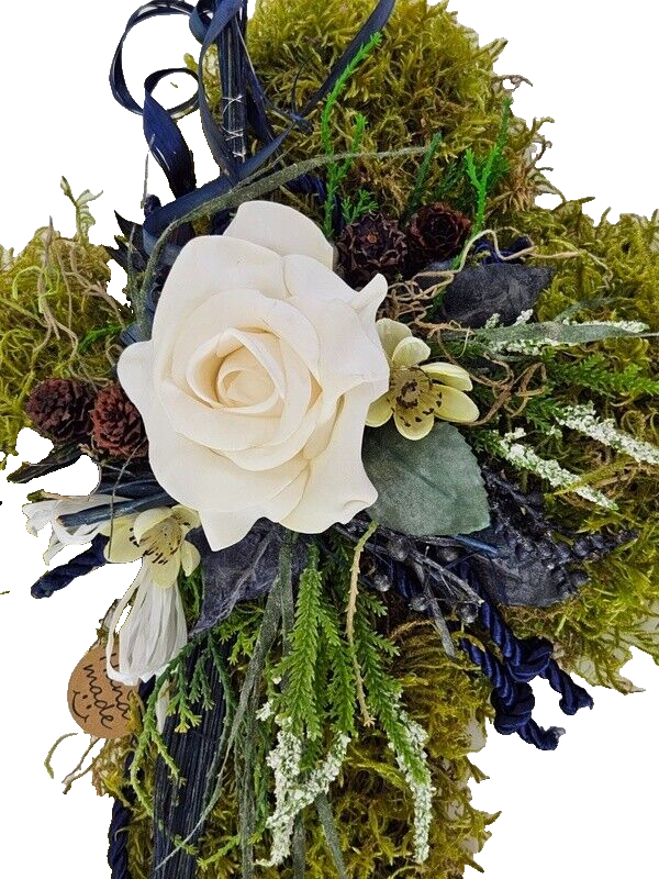 Grabschmuck Gesteck Moos Kreuz künstliche Blumen Weiß Blau Natur Friedhof