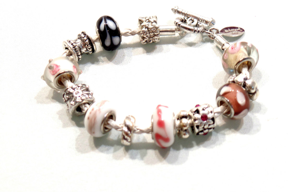 Armband mit Leder in Weiß, Rosa, Silberfarbene Perlen, Knebelverschluss Top