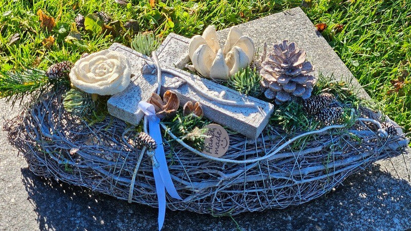 Grabschmuck Gesteck künstliche Blumen ellipse Weiß Naturmaterial Friedhof