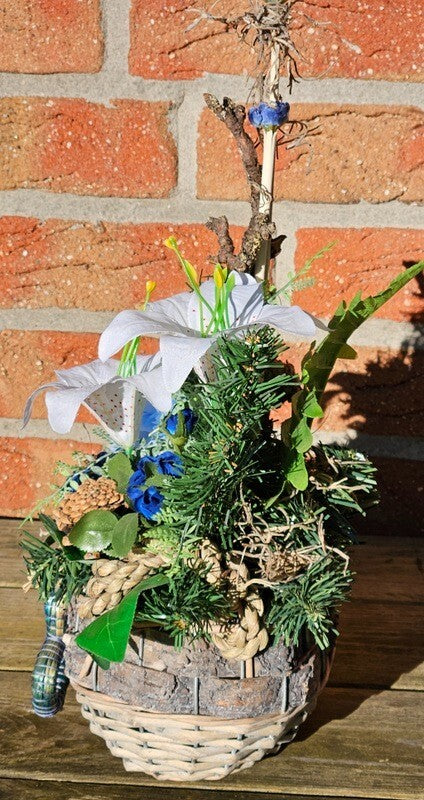 Casa-Poador Grabschmuck Grabgesteck Blau Weiß Lilien Zapfen Kunstblumen Tanne