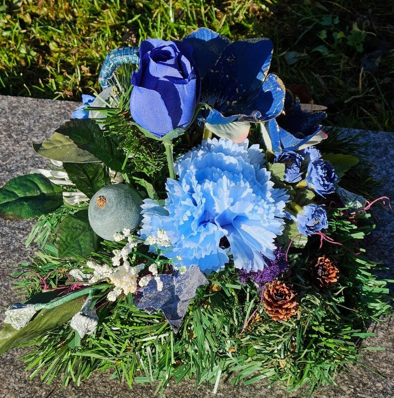 Grabschmuck Gesteck Kissen künstliche Blumen Tanne Christrose Blau Friedhof