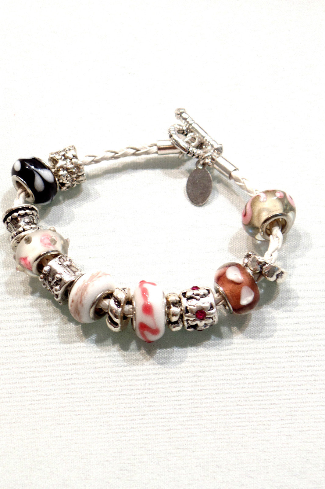 Armband mit Leder in Weiß, Rosa, Silberfarbene Perlen, Knebelverschluss Top