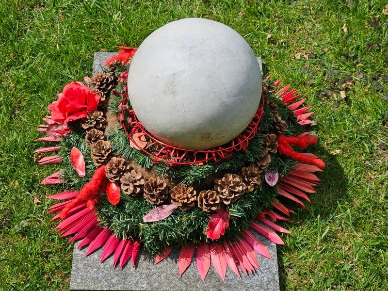 Grabschmuck Exoten Mix Rot Natur gefärbt Kugel Kranz Allerheiligen Totensonntag