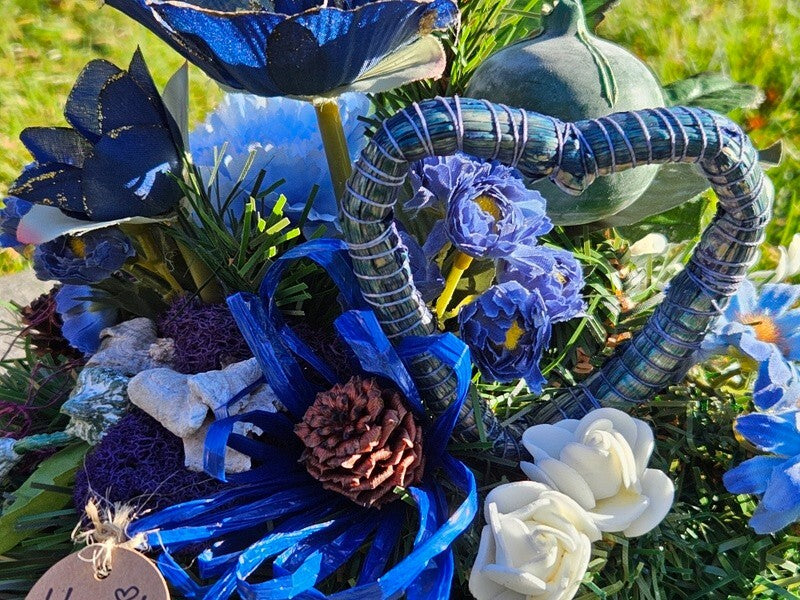 Grabschmuck Gesteck Kissen künstliche Blumen Tanne Christrose Blau Friedhof