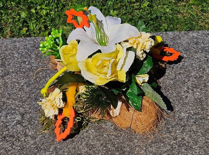 Grabschmuck Gesteck Moos Reisig Kissen künstliche Blumen RoseGelb Natur Friedhof