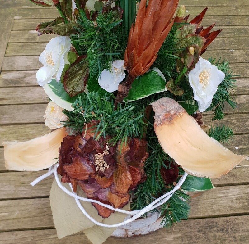 Grabschmuck Gesteck Stockrose Exoten Weiß Grün Natur Zapfen Badam künstlich
