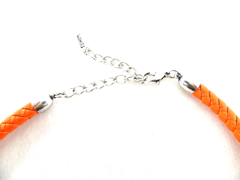 Halskette mit orangefarbenen geflochtenen Lederband silberfarb. Anhänger Top