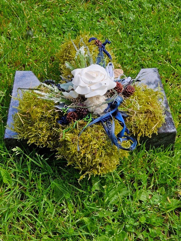 Grabschmuck Gesteck Moos Kreuz künstliche Blumen Weiß Blau Natur Friedhof