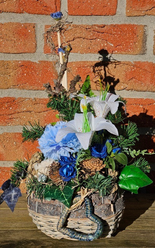 Casa-Poador Grabschmuck Grabgesteck Blau Weiß Lilien Zapfen Kunstblumen Tanne