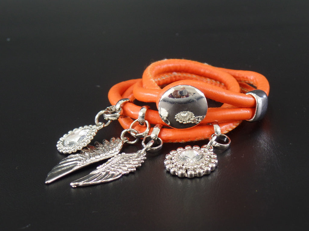 Armband Wickelarmband Leder Orange silberfarbene Flügel & Straß Anhänger Top