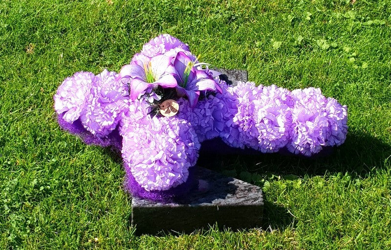 Grabgesteck Kreuz Styroporkreuz künstlich Nelken Lilien Friedhof Grabschmuck