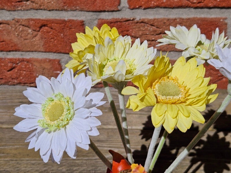 Topfblume Gerbera Gelb Weiß Kunstblumen Keramikgefäß rund Figur Blätter Geschenk