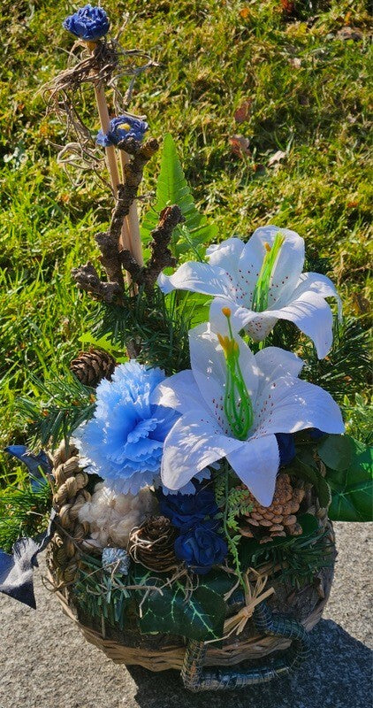 Casa-Poador Grabschmuck Grabgesteck Blau Weiß Lilien Zapfen Kunstblumen Tanne