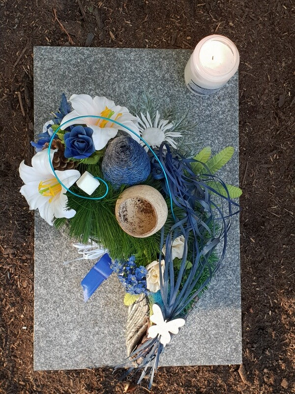 Grabschmuck Gesteck künstliche Blumen Tropfen Weiß Blau Naturmaterial Friedhof