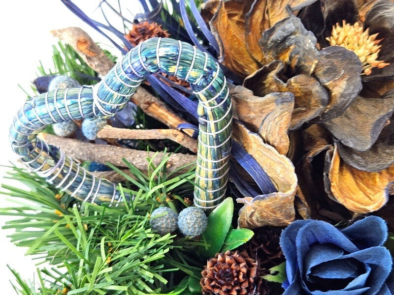 Grabschmuck Grabgesteck Blau Natur Seidentanne Zapfen Kunstblumen Korb