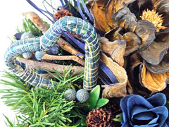 Grabschmuck Grabgesteck Blau Natur Seidentanne Zapfen Kunstblumen Korb