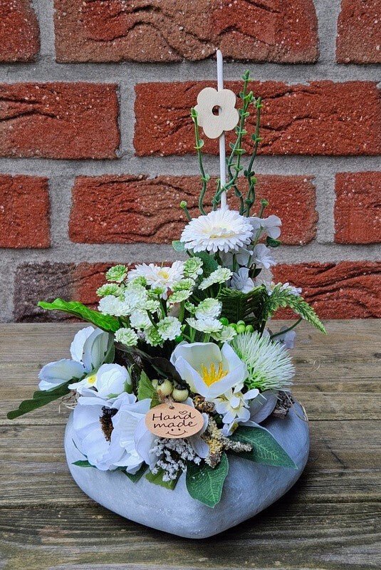 Casa-Poador Herzgesteck 15 cm künstlich Beton Weiß Grau Kunstblumen Bellis