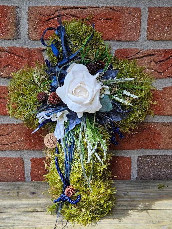 Grabschmuck Gesteck Moos Kreuz künstliche Blumen Weiß Blau Natur Friedhof