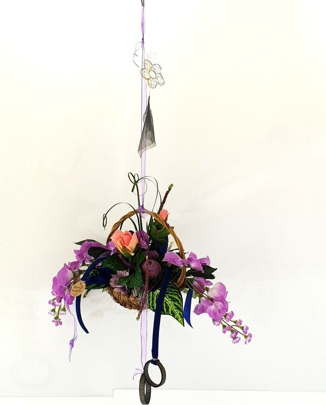 Hängekorb Gesteck Seide Lila Blau Kunstblumen Blauregen Rosen Fenster Dekoration