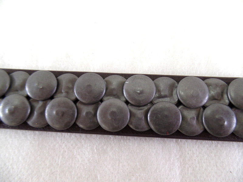 Gürtel dunkel Braun 100 cm Lang 2 cm Breit Dornschließe runde matte Nieten