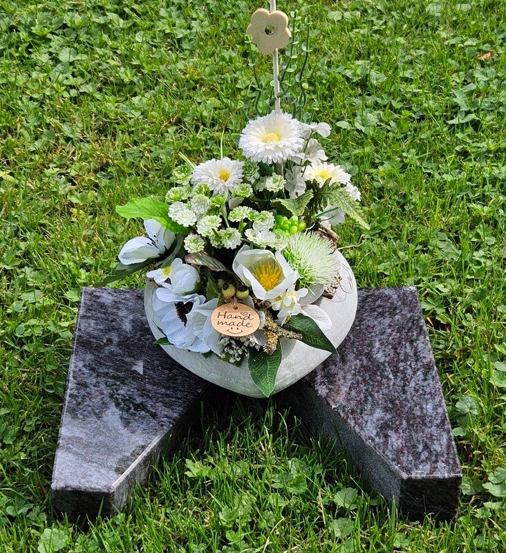 Casa-Poador Herzgesteck 15 cm künstlich Beton Weiß Grau Kunstblumen Bellis