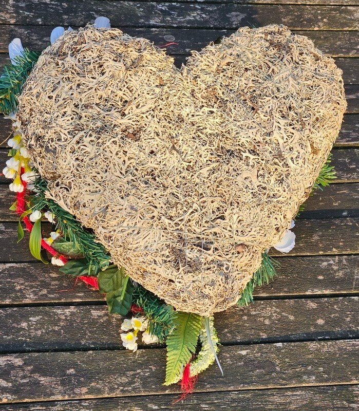 Grabschmuck Herz Kissen Moos 30 cm rot Weiß Rose Kunstblumen Zapfen Grabgesteck