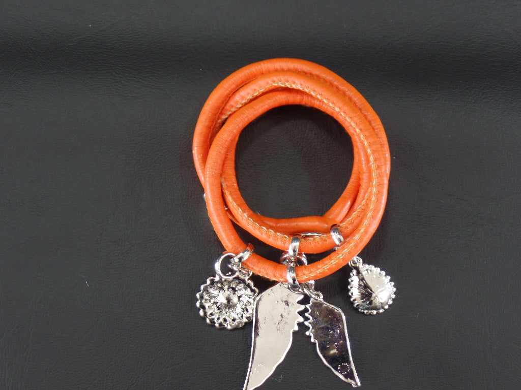 Armband Wickelarmband Leder Orange silberfarbene Flügel & Straß Anhänger Top