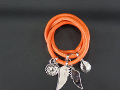 Armband Wickelarmband Leder Orange silberfarbene Flügel & Straß Anhänger Top