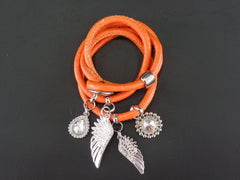 Armband Wickelarmband Leder Orange silberfarbene Flügel & Straß Anhänger Top