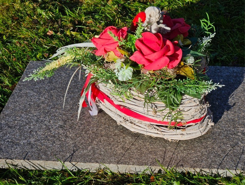 Grabschmuck Herz Reisigesteck Weiß Rot Foumrosen Herz Engel Kunstblumen Friedhof