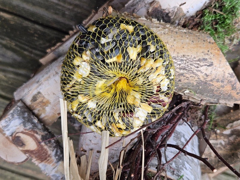 Vogelfutter Figur Männchen schöne Dekoration Sonnenblumenkerne Mais Futter Mix