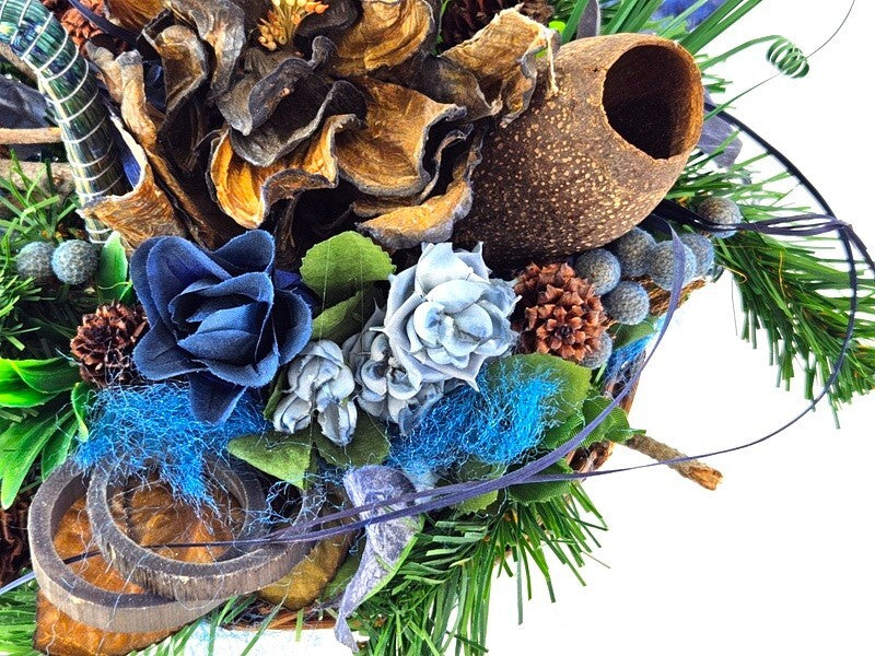 Grabschmuck Grabgesteck Blau Natur Seidentanne Zapfen Kunstblumen Korb