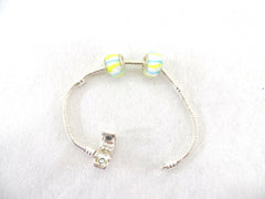 Armband 18 cm Clipver. 2 weiß gelb blau gestreifte Glasperlen o. Innengewinde
