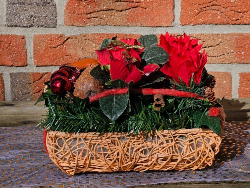 Casa-Poador Weihnachtsgesteck künstliche Accessoires Zapfen Tanne Kugeln Rosen
