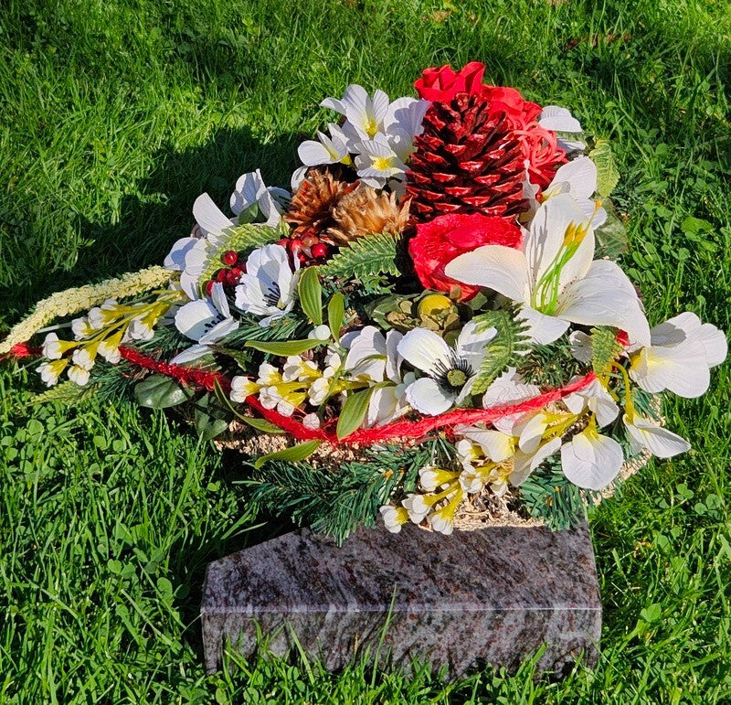Grabschmuck Herz Kissen Moos 30 cm rot Weiß Rose Kunstblumen Zapfen Grabgesteck