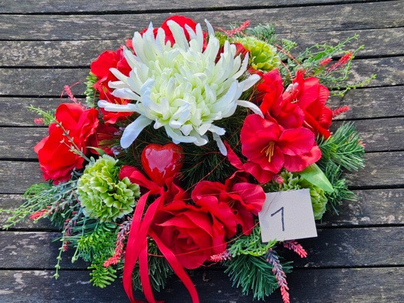 Casa-Poador Grabschmuck rotcreme Rosen Chrysantheme Seidentanne Kunstblumen Herz