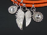 ARMBAND WICKELARMBAND Leder Orange silberfarbene Flügel & Straß Anhänger Top