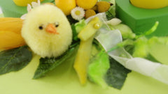 Gesteck Seide Grün Gelb Ostern Kunstblumen 2 Eierkerzen 2 Teelichter Dekoration