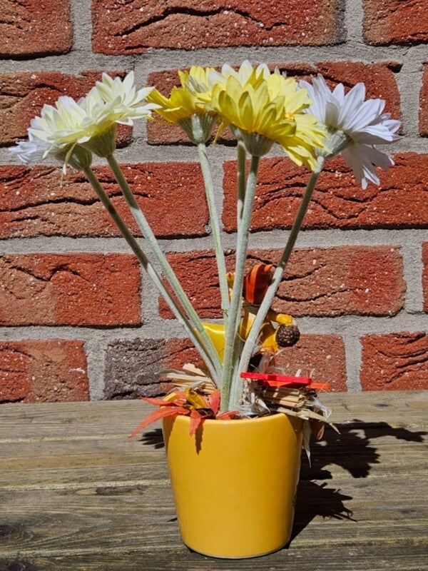 Topfblume Gerbera Gelb Weiß Kunstblumen Keramikgefäß rund Figur Blätter Geschenk
